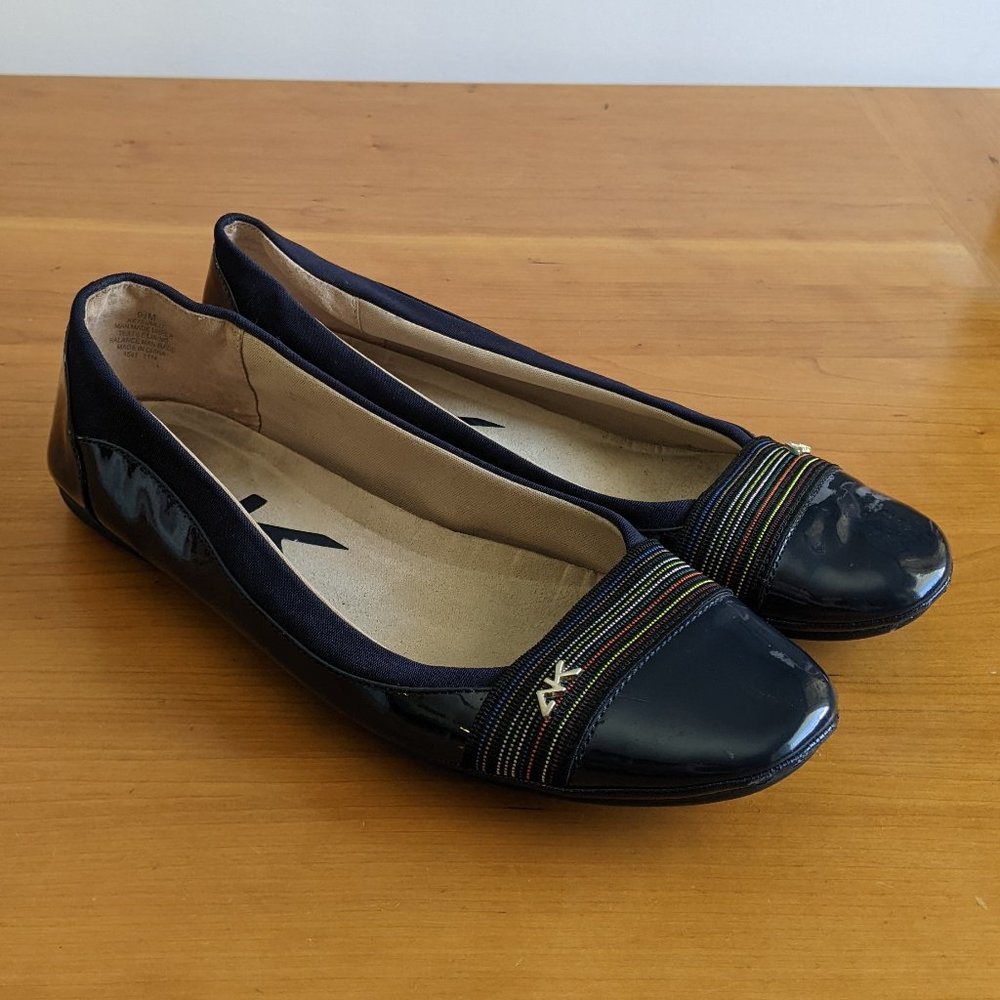 Anne Klein Sport navy patent leather ballet flat w/ colorful band, sz 9 1/2